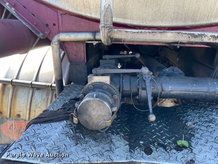 image for item LV9792 2002 Peterbilt 385  tank truck