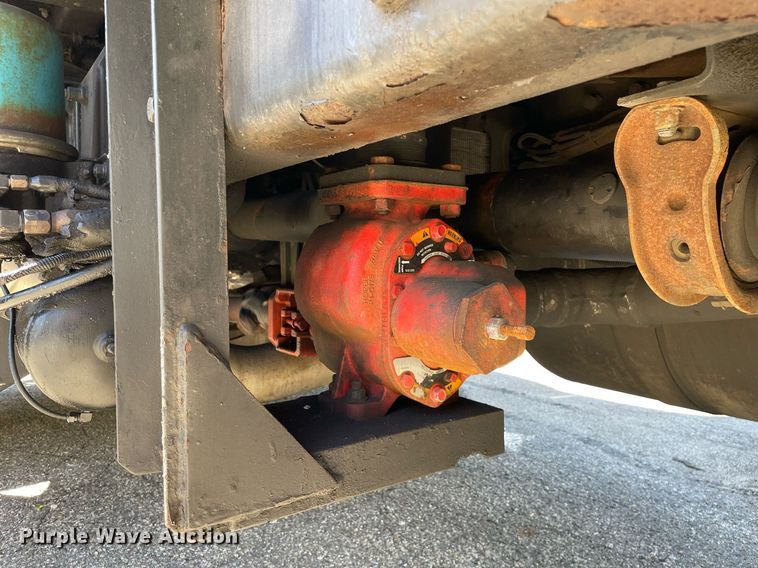 image for item LV9792 2002 Peterbilt 385  tank truck