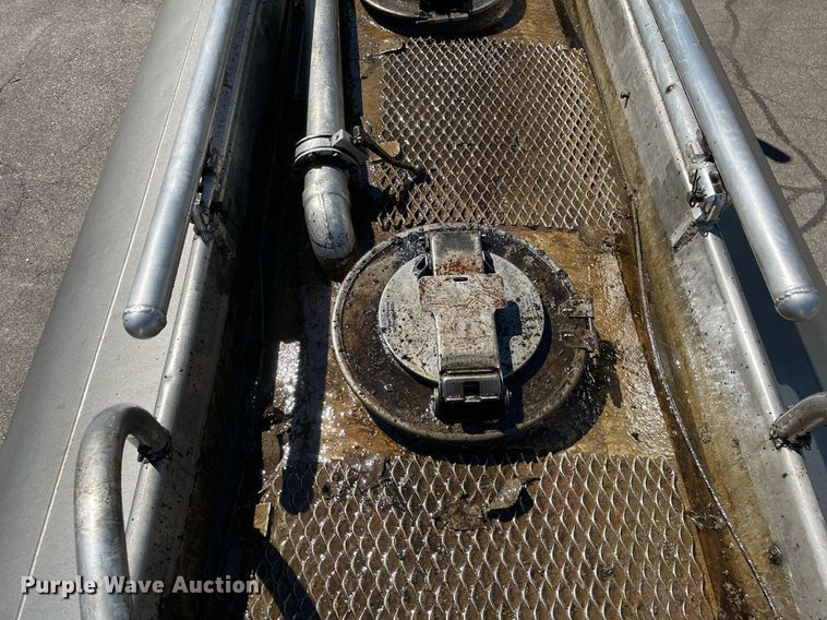 image for item LV9792 2002 Peterbilt 385  tank truck