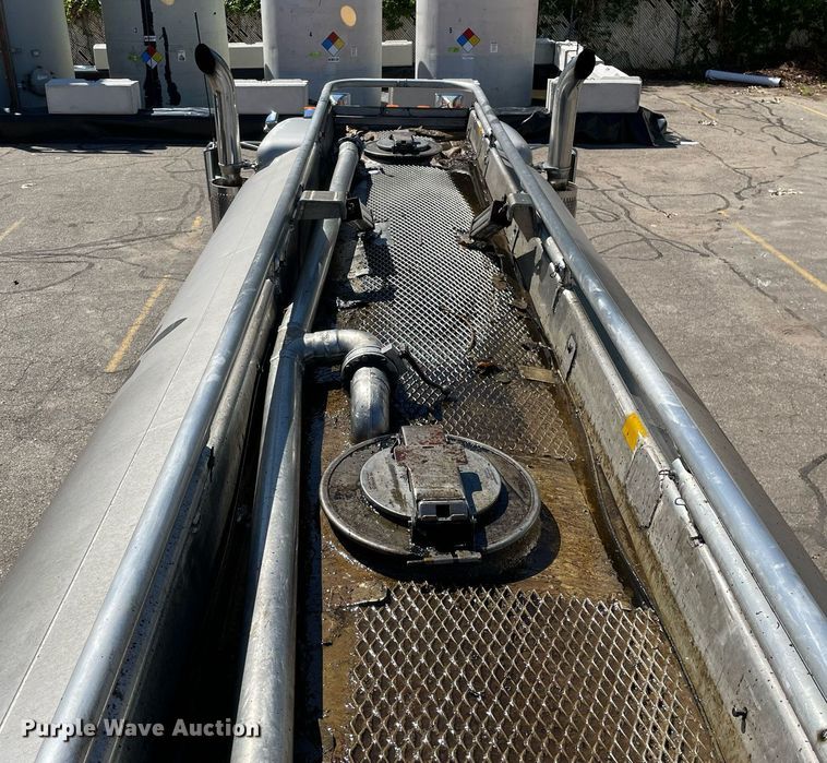 image for item LV9792 2002 Peterbilt 385  tank truck