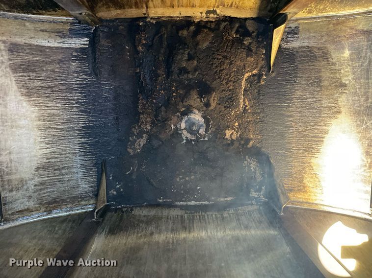 image for item LV9792 2002 Peterbilt 385  tank truck