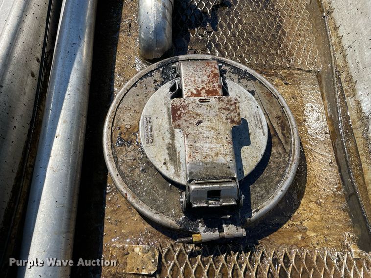 image for item LV9792 2002 Peterbilt 385  tank truck