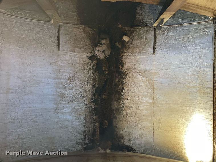 image for item LV9792 2002 Peterbilt 385  tank truck