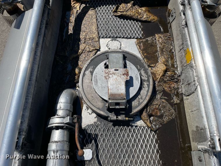 image for item LV9792 2002 Peterbilt 385  tank truck