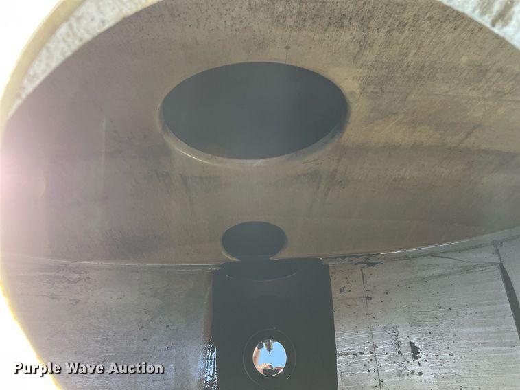 image for item LV9792 2002 Peterbilt 385  tank truck