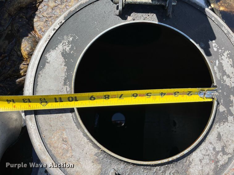 image for item LV9792 2002 Peterbilt 385  tank truck