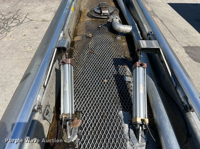 image for item LV9792 2002 Peterbilt 385  tank truck