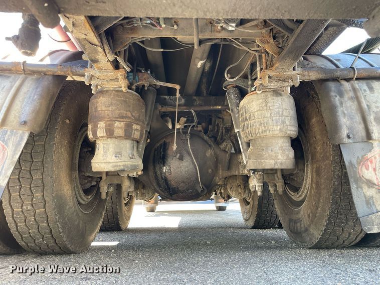 image for item LV9792 2002 Peterbilt 385  tank truck