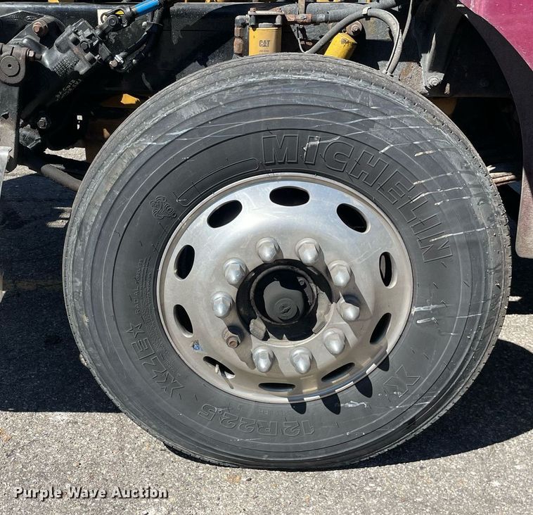 image for item LV9792 2002 Peterbilt 385  tank truck