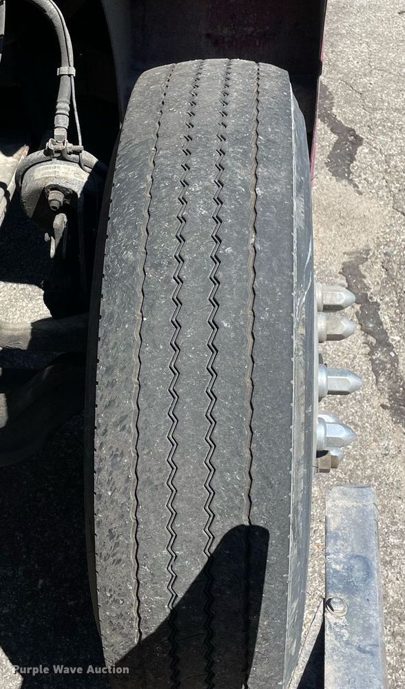 image for item LV9792 2002 Peterbilt 385  tank truck