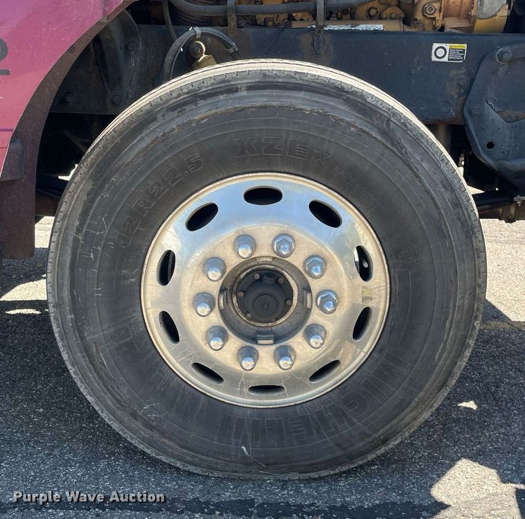 image for item LV9792 2002 Peterbilt 385  tank truck