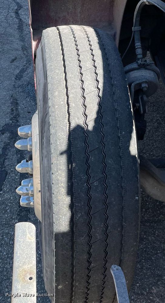 image for item LV9792 2002 Peterbilt 385  tank truck