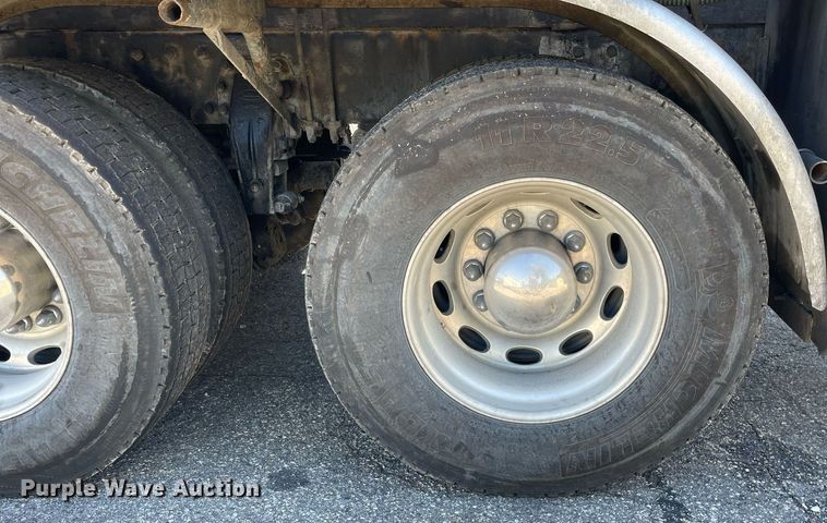 image for item LV9792 2002 Peterbilt 385  tank truck