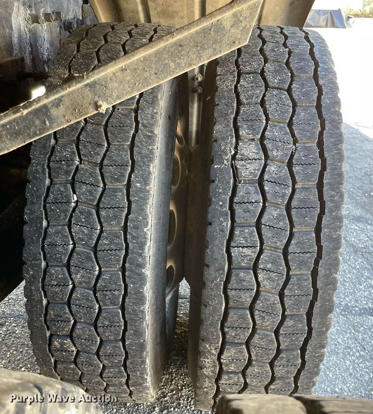 image for item LV9792 2002 Peterbilt 385  tank truck