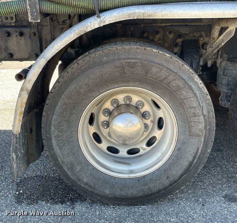 image for item LV9792 2002 Peterbilt 385  tank truck