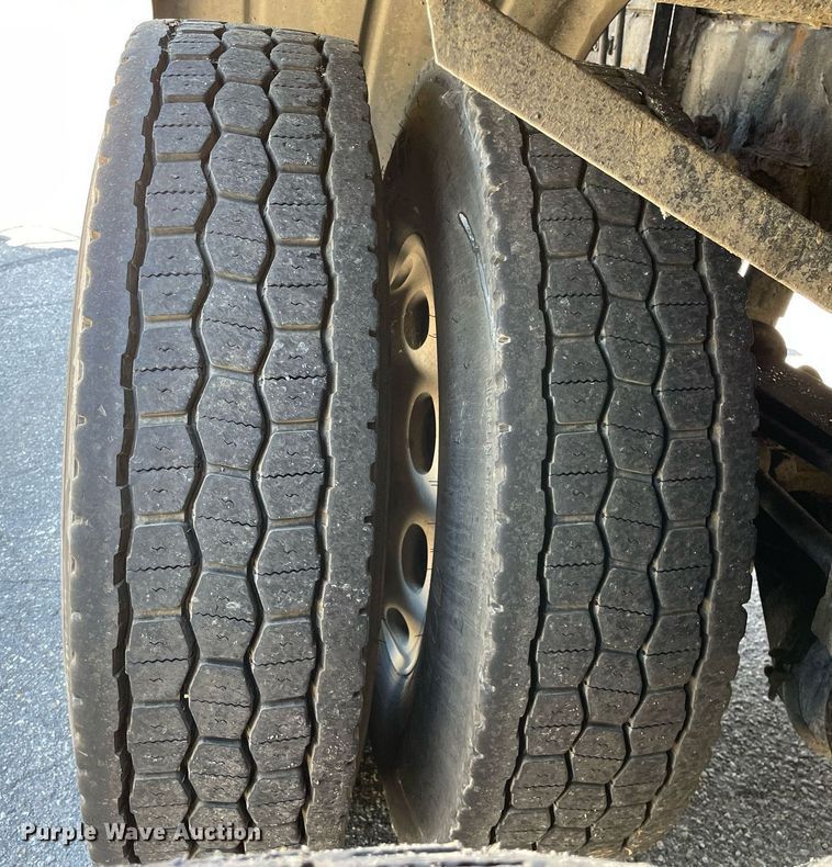 image for item LV9792 2002 Peterbilt 385  tank truck