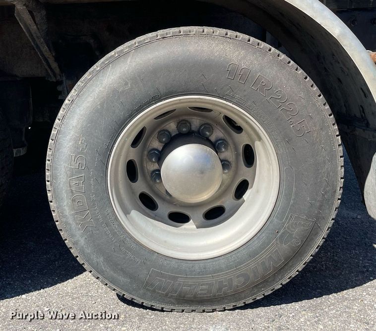 image for item LV9792 2002 Peterbilt 385  tank truck