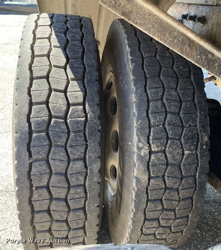 image for item LV9792 2002 Peterbilt 385  tank truck