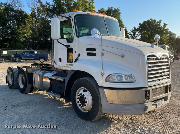 image for item LV9800 2013 Mack CXU613  semi truck