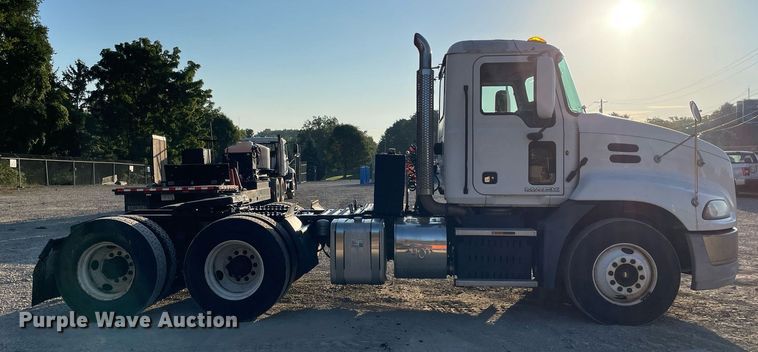 image for item LV9800 2013 Mack CXU613  semi truck