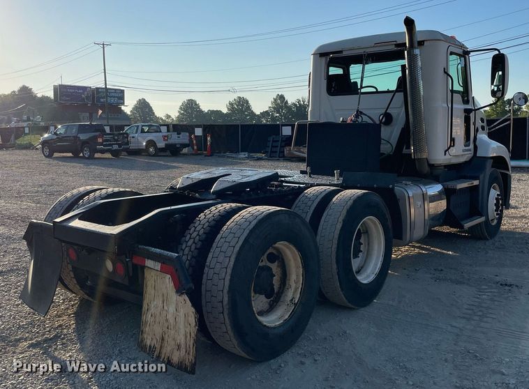 image for item LV9800 2013 Mack CXU613  semi truck