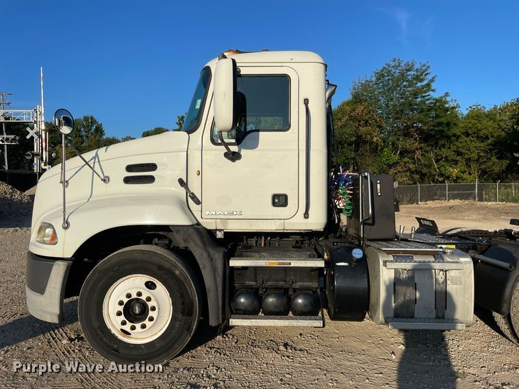 image for item LV9800 2013 Mack CXU613  semi truck