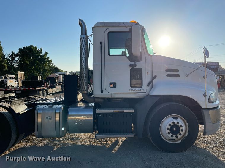 image for item LV9800 2013 Mack CXU613  semi truck