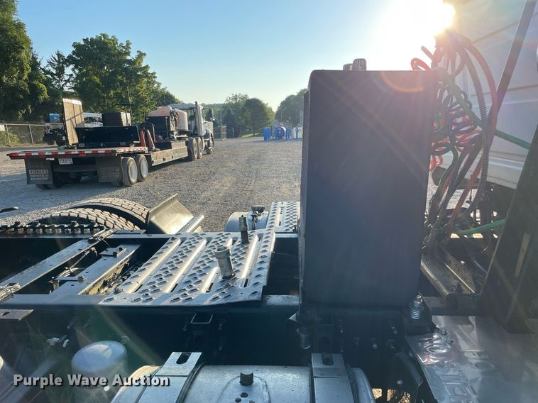 image for item LV9800 2013 Mack CXU613  semi truck