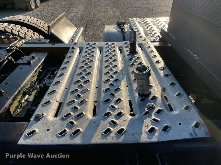 image for item LV9800 2013 Mack CXU613  semi truck