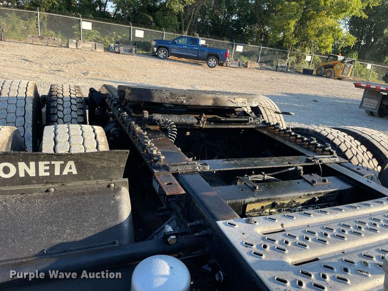 image for item LV9800 2013 Mack CXU613  semi truck