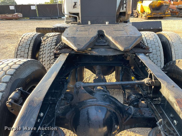 image for item LV9800 2013 Mack CXU613  semi truck