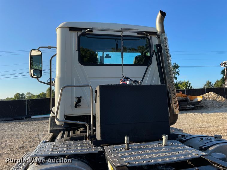 image for item LV9800 2013 Mack CXU613  semi truck