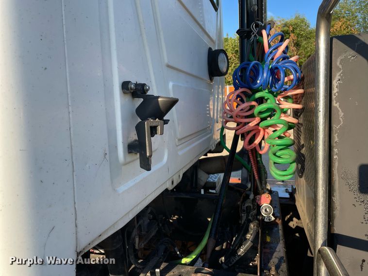 image for item LV9800 2013 Mack CXU613  semi truck