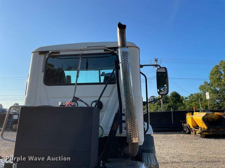 image for item LV9800 2013 Mack CXU613  semi truck