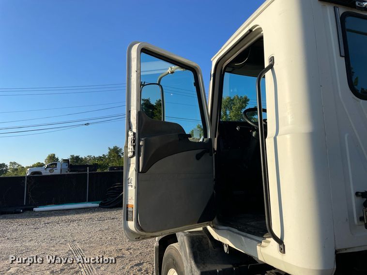 image for item LV9800 2013 Mack CXU613  semi truck