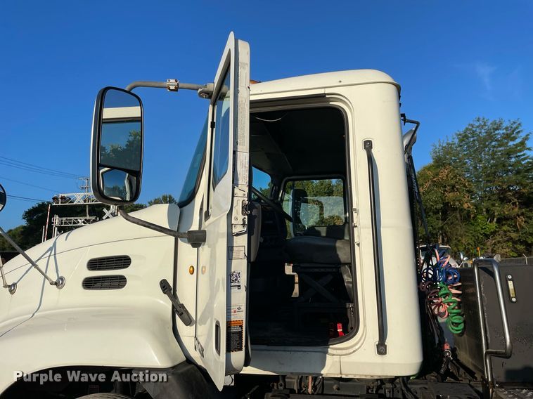 image for item LV9800 2013 Mack CXU613  semi truck