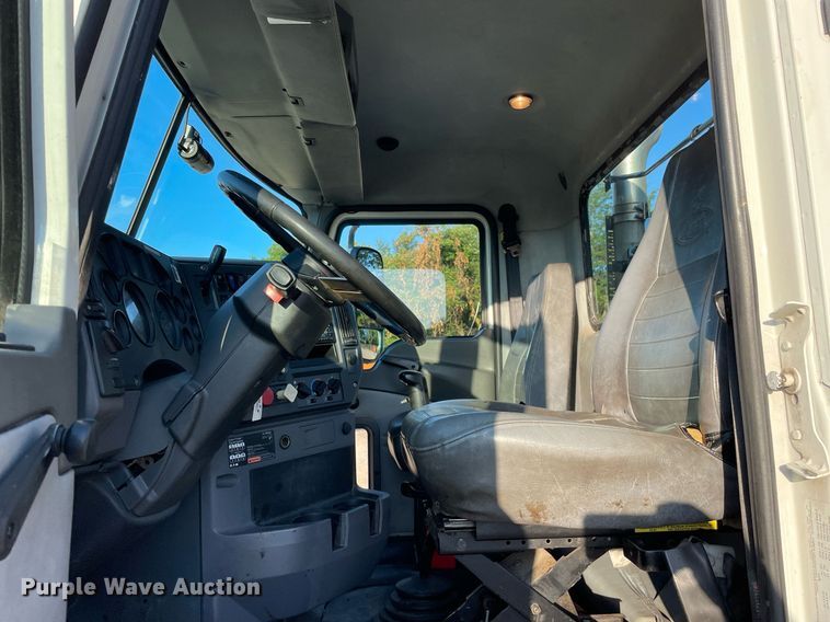 image for item LV9800 2013 Mack CXU613  semi truck