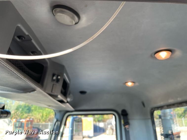 image for item LV9800 2013 Mack CXU613  semi truck