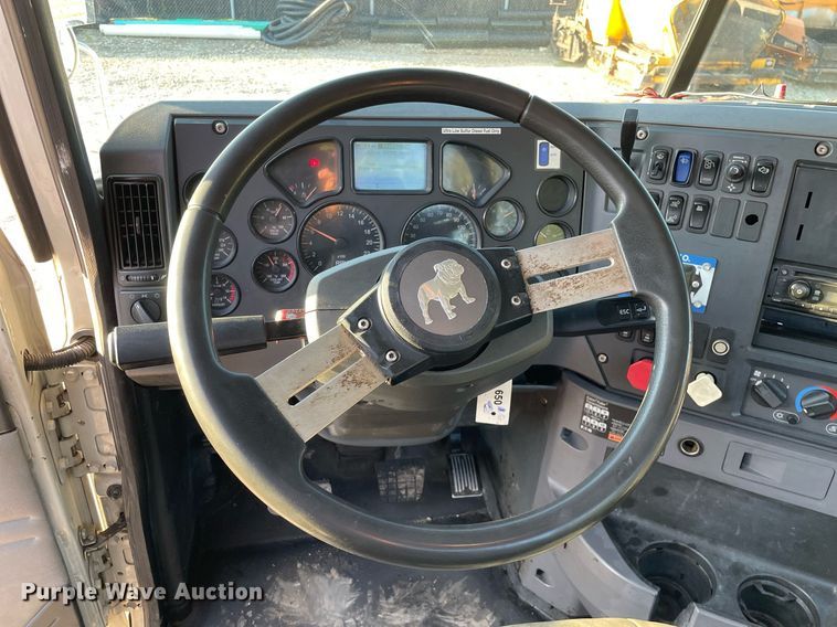 image for item LV9800 2013 Mack CXU613  semi truck