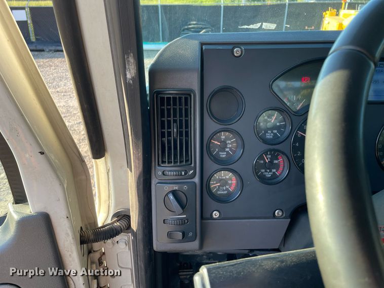 image for item LV9800 2013 Mack CXU613  semi truck