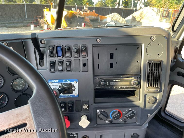 image for item LV9800 2013 Mack CXU613  semi truck