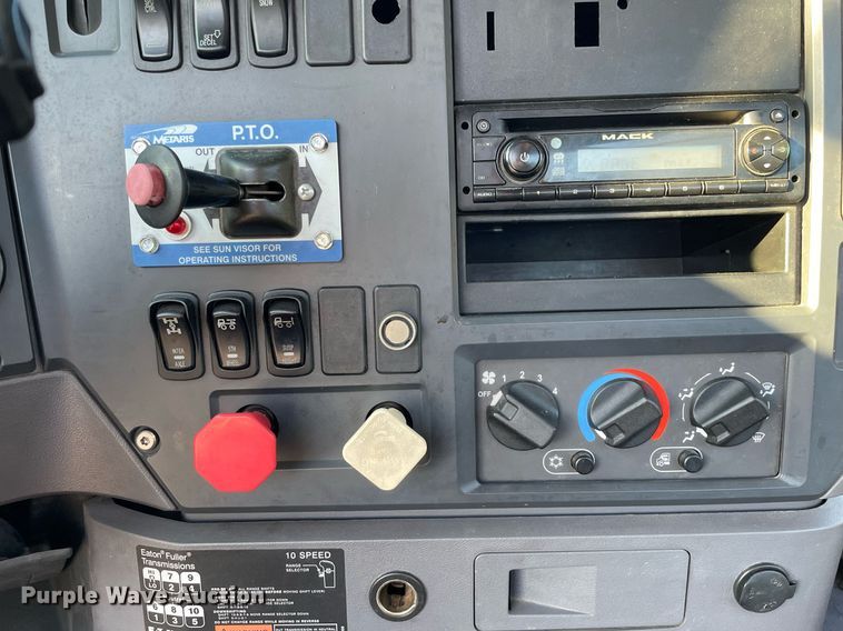 image for item LV9800 2013 Mack CXU613  semi truck