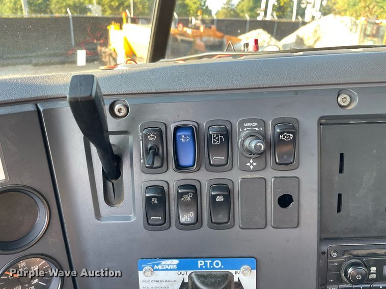 image for item LV9800 2013 Mack CXU613  semi truck