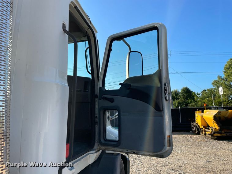 image for item LV9800 2013 Mack CXU613  semi truck