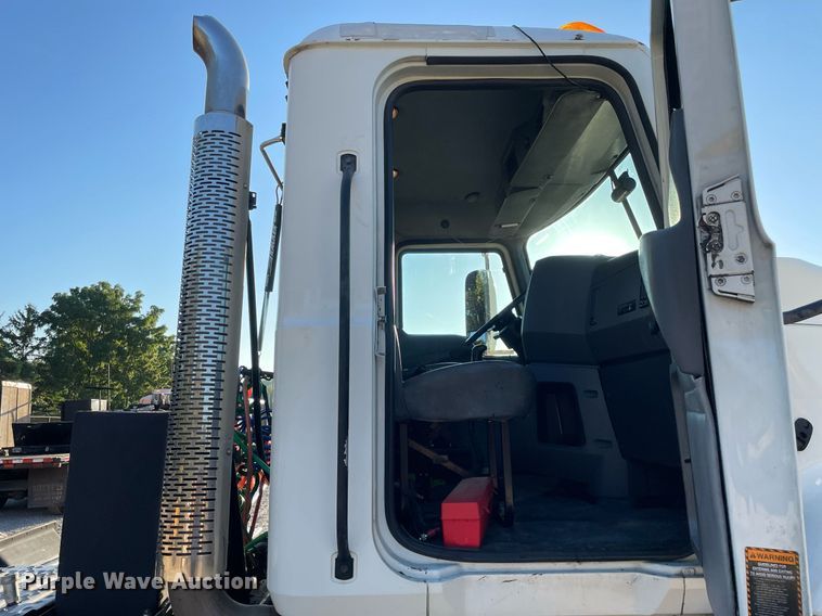 image for item LV9800 2013 Mack CXU613  semi truck