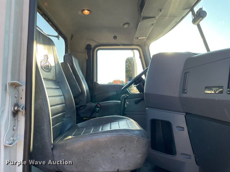 image for item LV9800 2013 Mack CXU613  semi truck