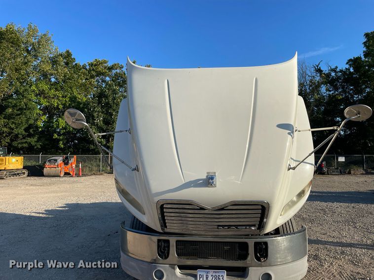 image for item LV9800 2013 Mack CXU613  semi truck