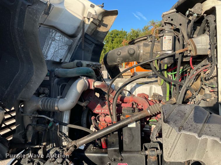 image for item LV9800 2013 Mack CXU613  semi truck