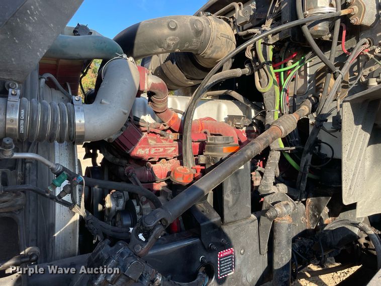 image for item LV9800 2013 Mack CXU613  semi truck