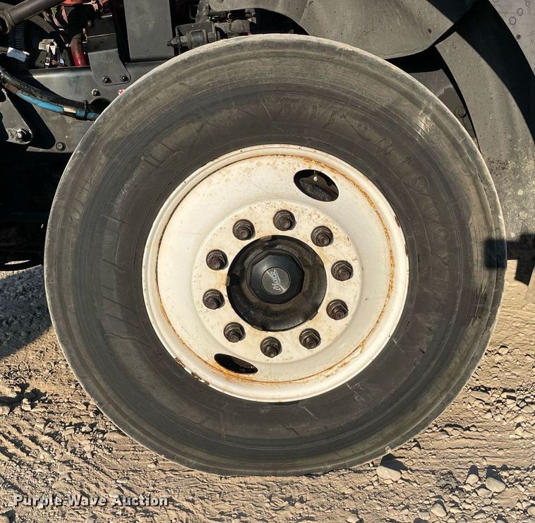 image for item LV9800 2013 Mack CXU613  semi truck